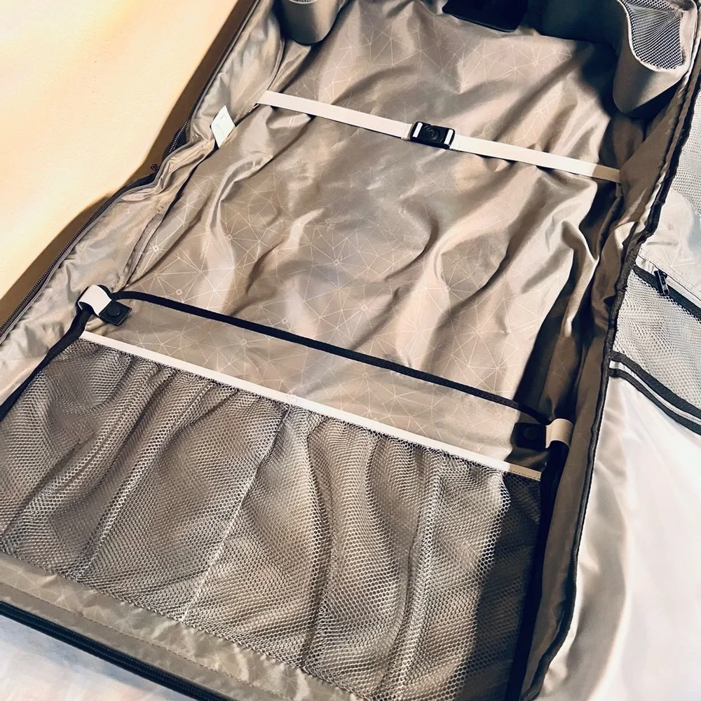 Samsonite tooled zipper